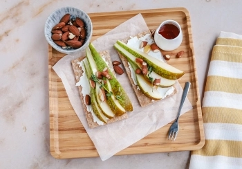Crackers met geitenkaas & peer