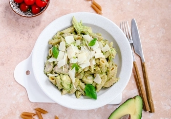 Penne in romige avocado-pestosaus met kip & champignons