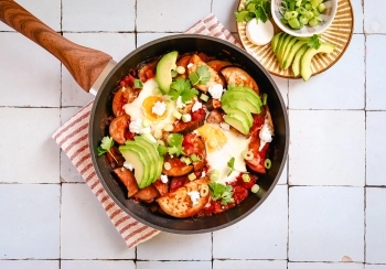 Shakshuka met aubergine, avocado & geitenkaas