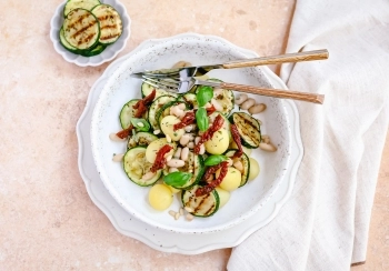Lauwwarme salade van krieltjes, courgette & cannellini bonen