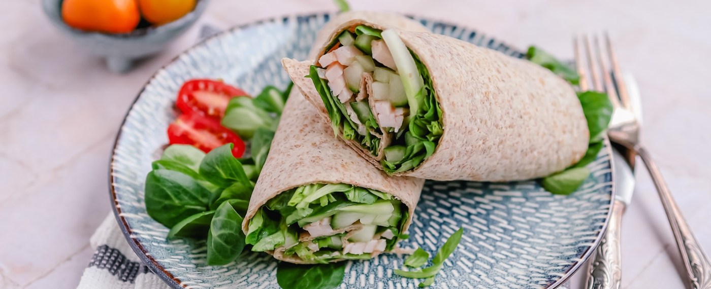 Wrap met kipreepjes, komkommer & sla