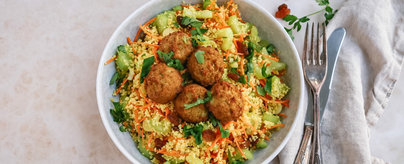 Couscous salade met falafel & curry dressing