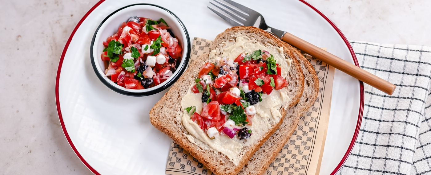 Brood met hummus & zoete tomatensalade