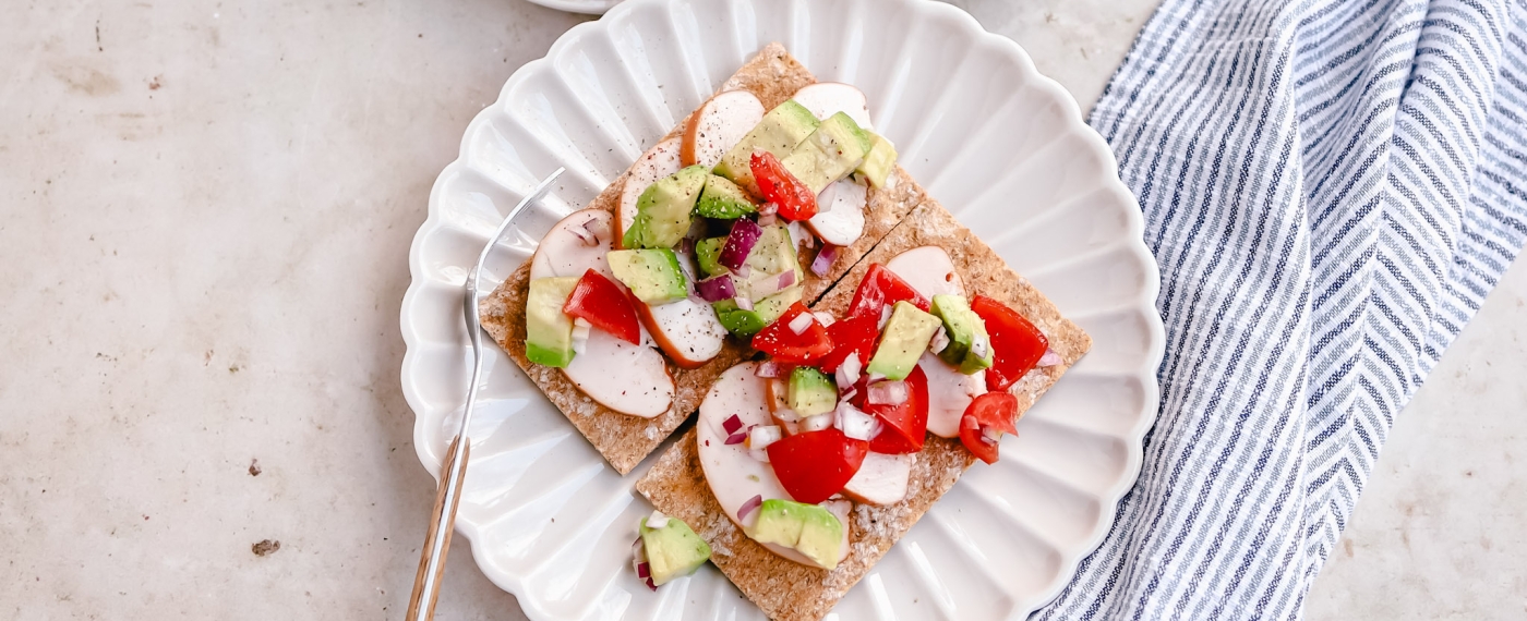 Crackers met gerookte kip & avocado salsa