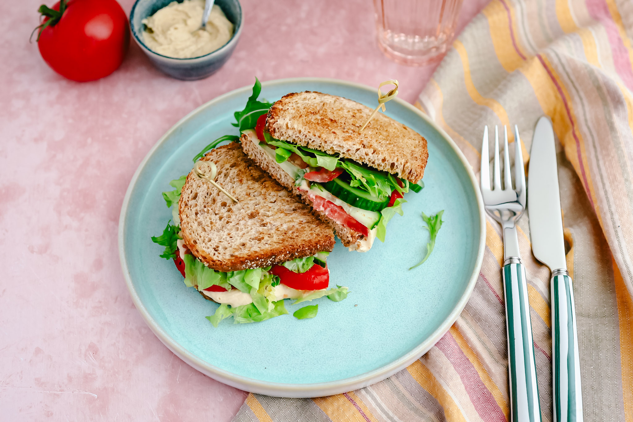 Brood met hummus, tomaat en komkommer | FitChef recept