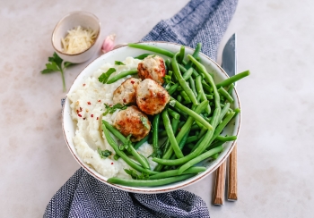 Bloemkoolpuree met sperziebonen & kipgehaktballetjes