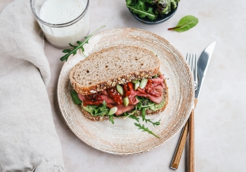 Sandwich met rosbief & pesto