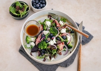 Salade met broccoli, blauwe bessen & rosbief