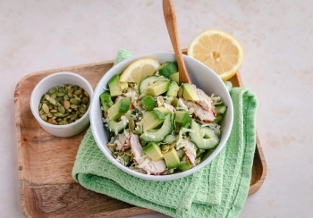 Spitskool salade met gerookte kip & avocado
