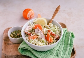 Spitskool salade met gerookte kip & mandarijn