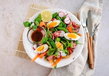Salade met sugarsnaps, rosbief & ei