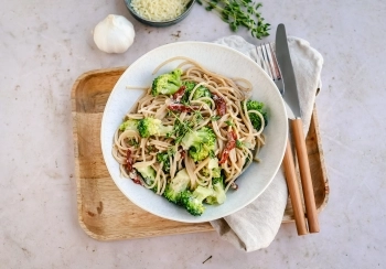 Spaghetti met broccoli & zongedroogde tomaten
