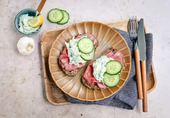 Brood met rosbief & komkommersalade