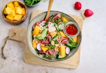 Noedelsalade met mango & rosbief