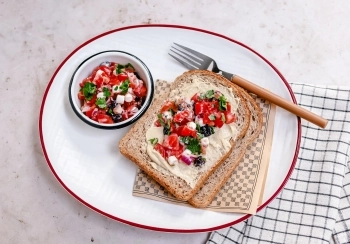 Brood met hummus & zoete tomatensalade