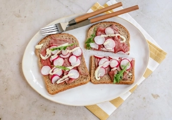 Brood met rosbief, radijs & mierikswortel-mayonaise