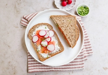 Brood met zuivelspread, zalm & radijs