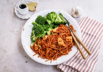 Spaghetti bami met kip & broccoli
