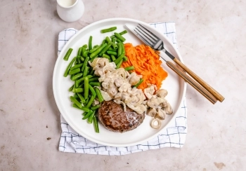 Zoete aardappelpuree met tartaar, sperziebonen & champignonsaus