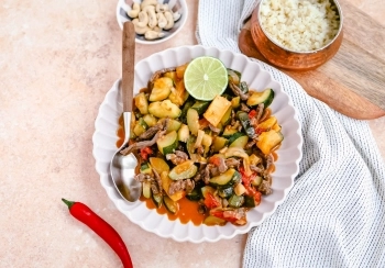 Curry met runderreepjes, courgette & ananas