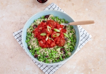 Couscous met tuinerwten & vegetarische balletjes in tomatensaus