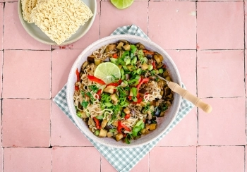 Currynoedels met gehakt, aubergine & paprika