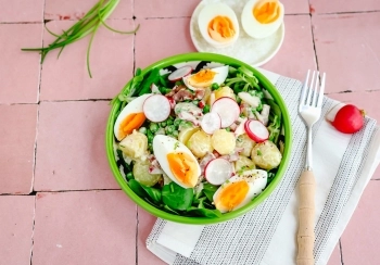 Aardappelsalade met tuinerwten, kalkoen spekreepjes & ei