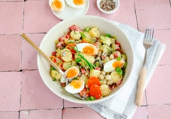 Aardappelsalade met kerrie, kikkererwten & ei