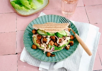 Pitabroodje met koolsalade & tempeh