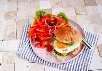 Broodje plantaardige burger met paprikasalade