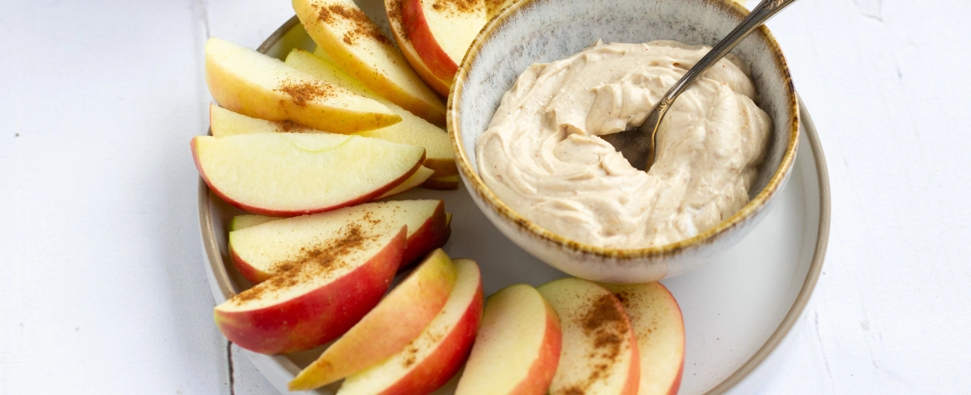 Appel met pindakaas & yoghurtdipje