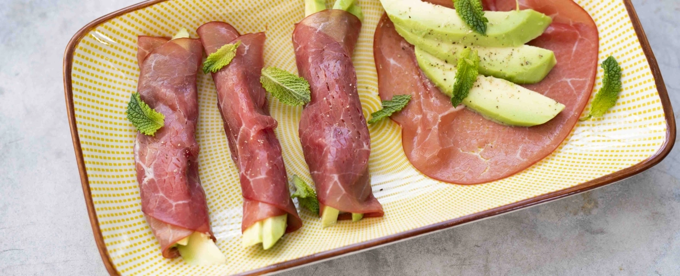 Avocado & rookvlees rolletjes