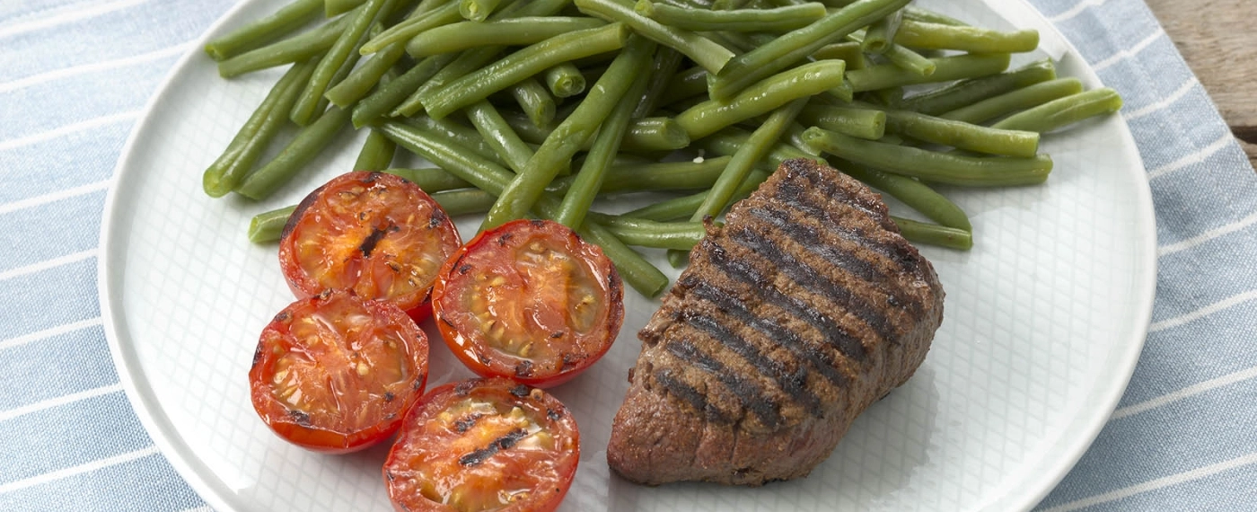 Biefstuk met tomaat uit de grillpan & sperziebonen