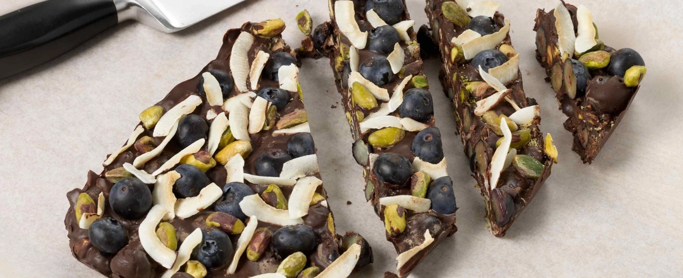 Chocolade repen met blauwe bessen, pistachenoten & kokosflakes
