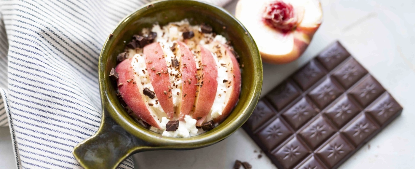 Cottage cheese met perzik & pure chocolade