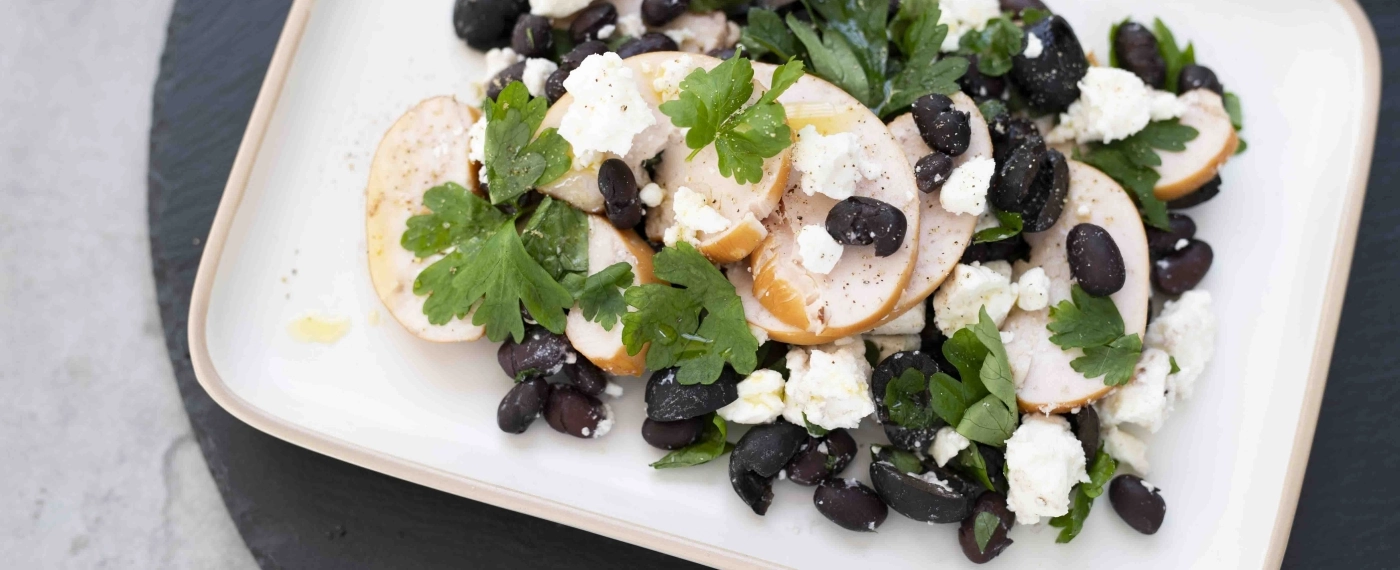 Gerookte kipfilet met bonen, feta & olijven
