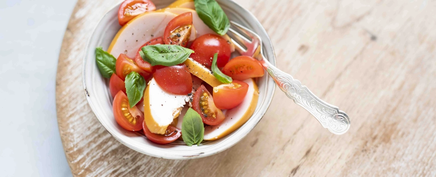 Plakjes gerookte kipfilet met cherry tomaatjes