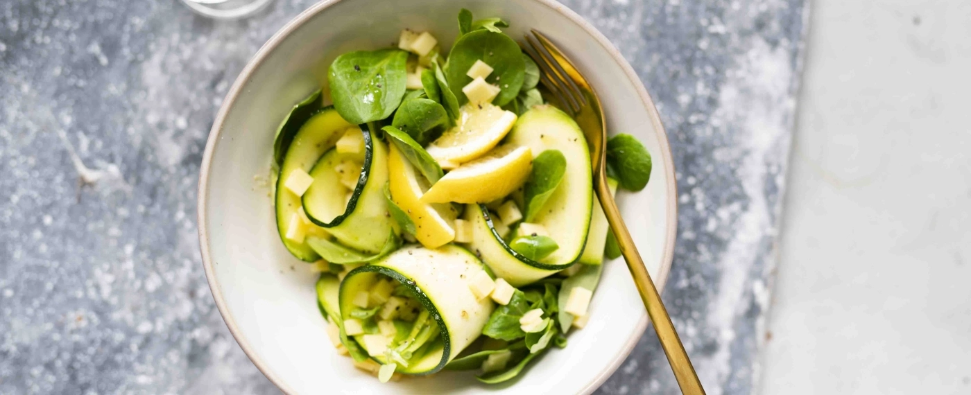 Kaassalade met frisse citroendressing