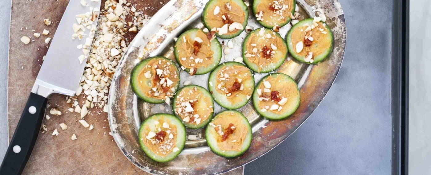 Plakjes komkommer met pindakaas & sambal