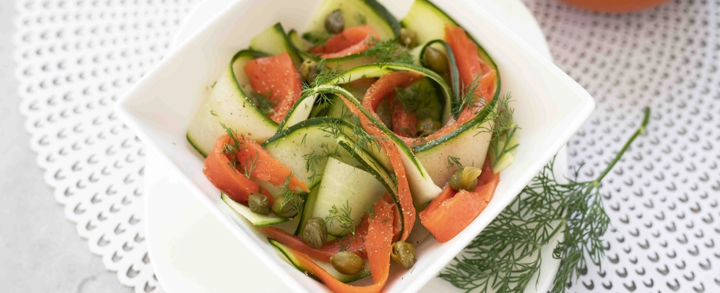 Komkommer salade met gerookte zalm & kappertjes