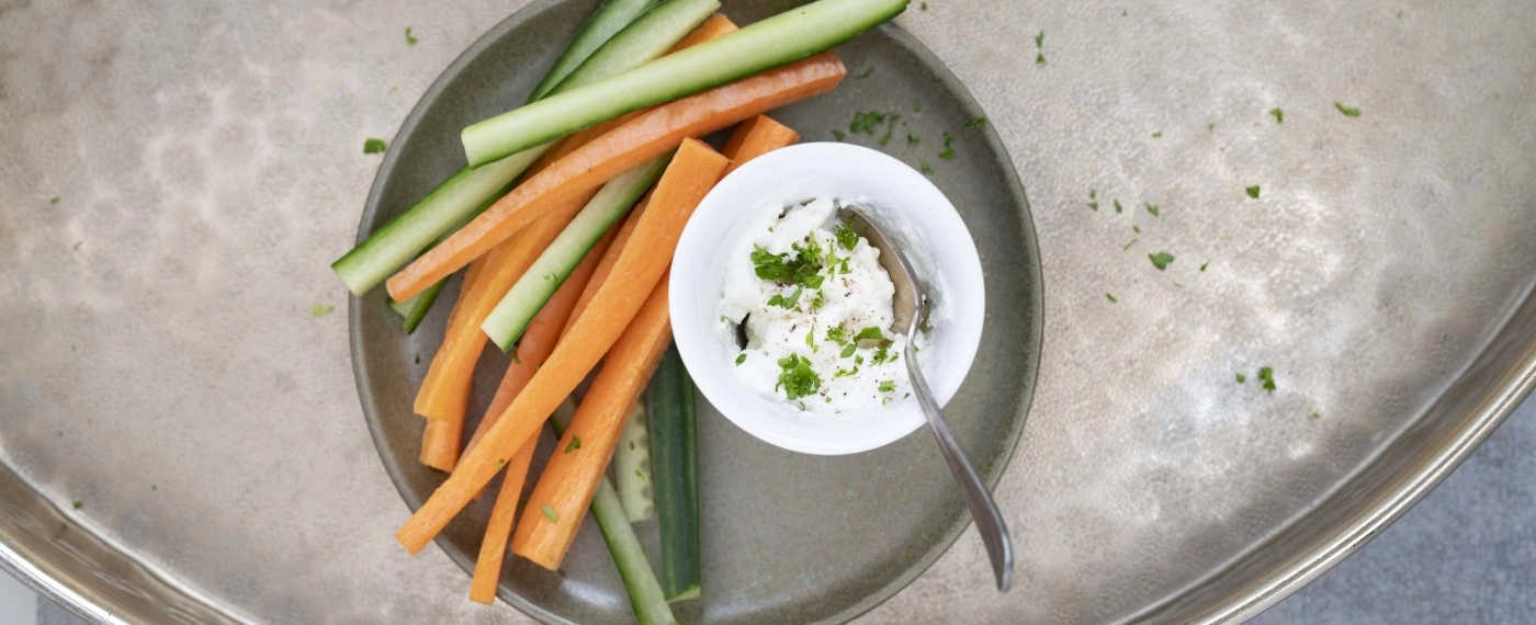 Komkommer & wortel met ricotta dipje
