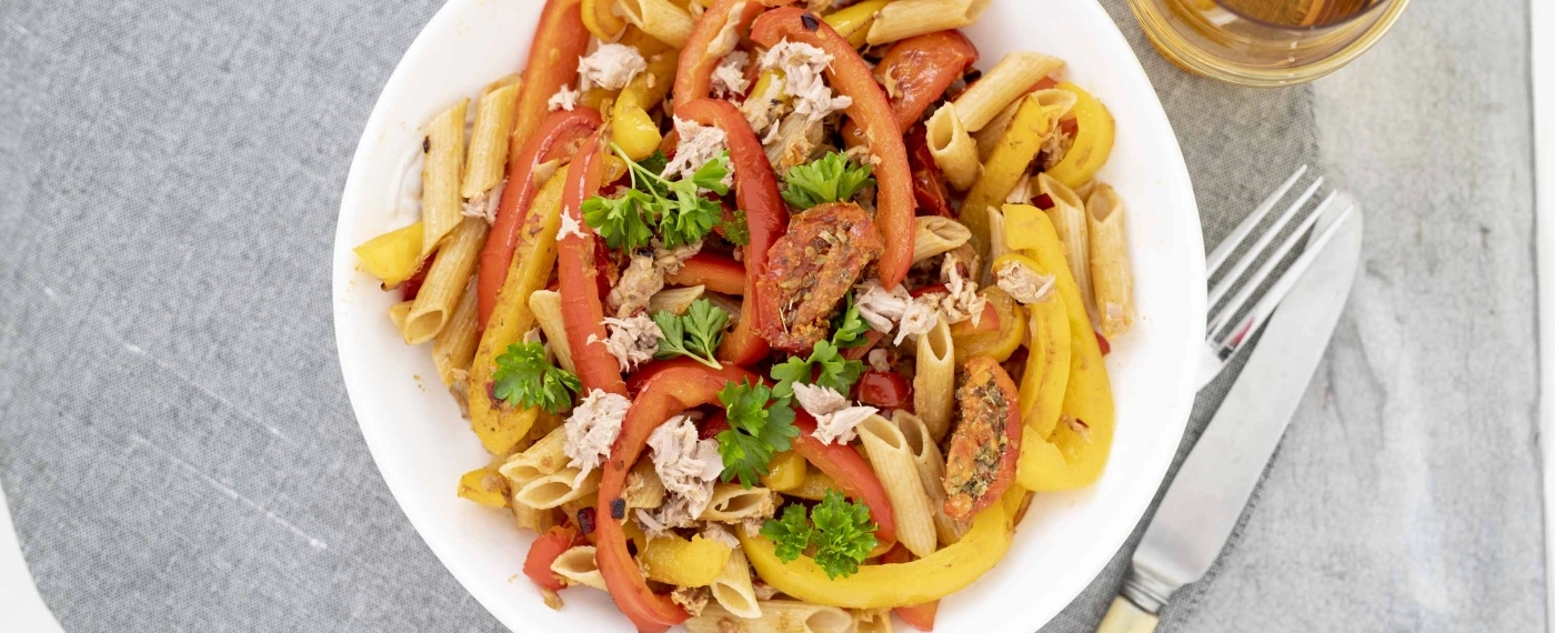 Pittige pastasalade met tonijn & paprika