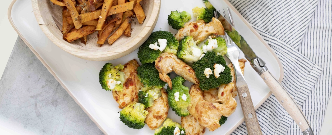 Pittige kip met zoete aardappel frieten