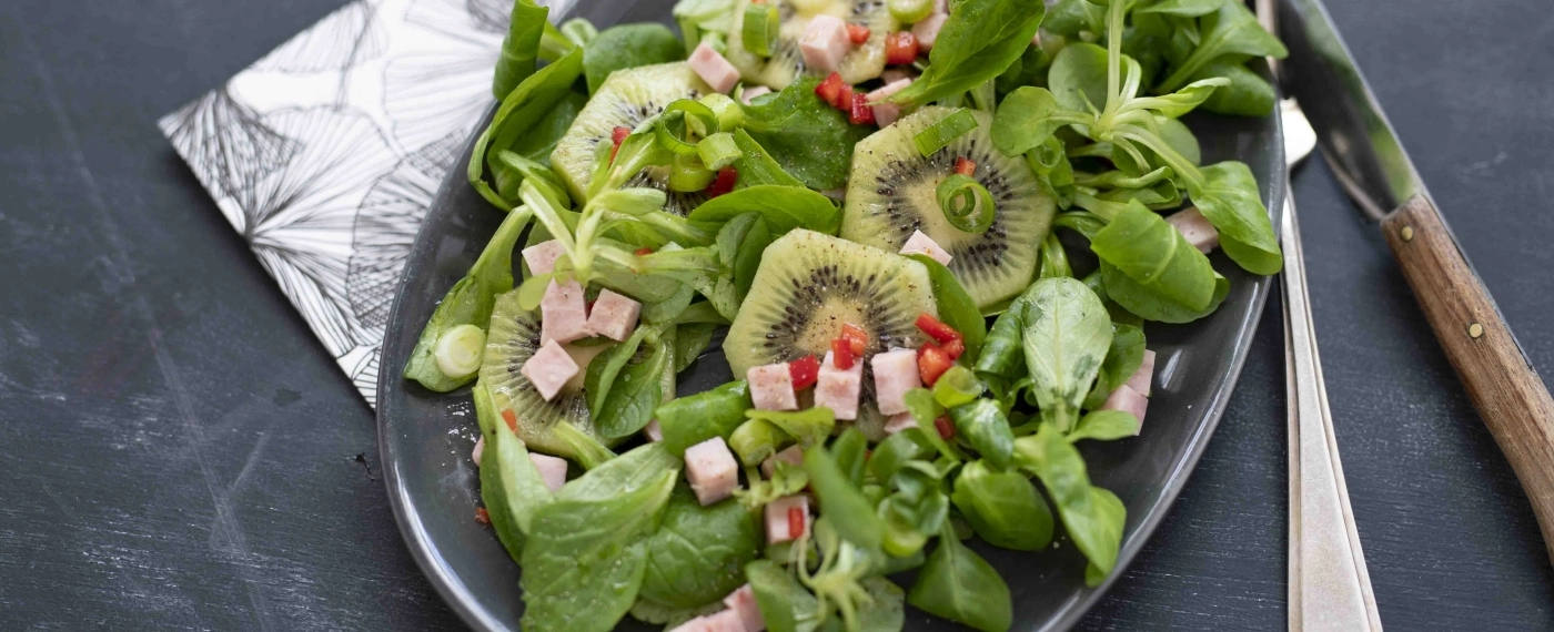 Pittige salade met ham & kiwi