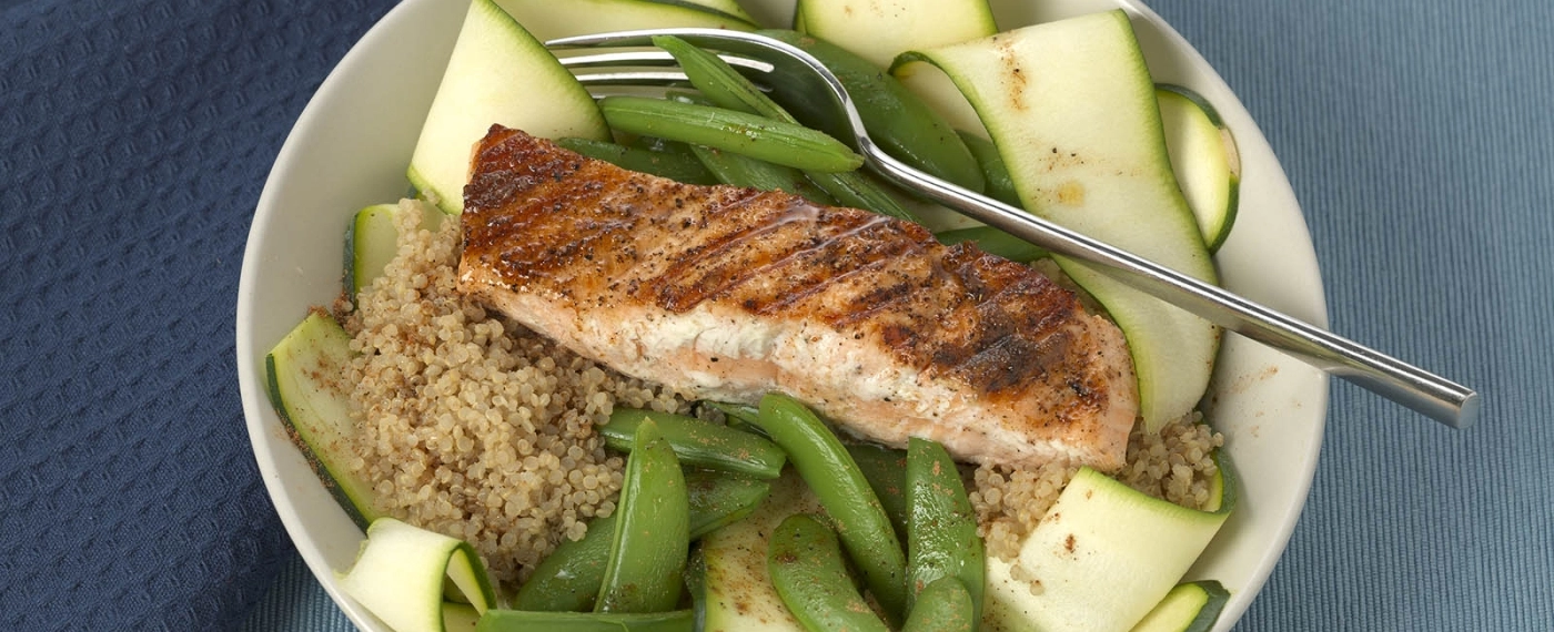 Sportieve quinoa bowl met zalm