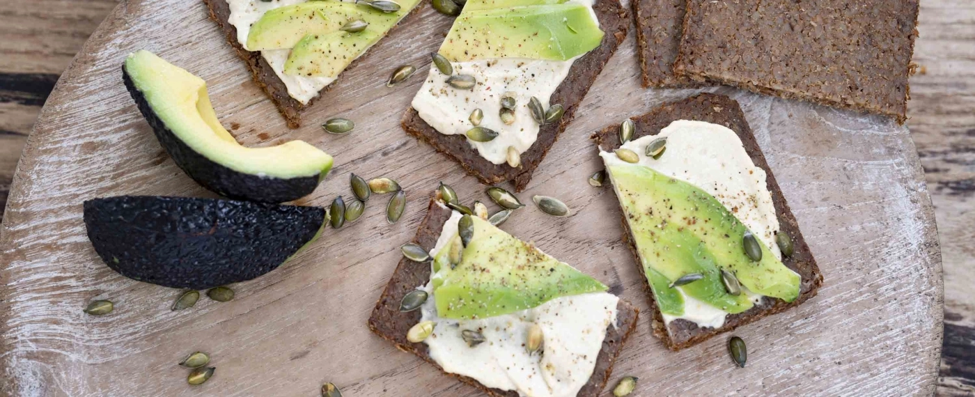 Roggebrood met hummus & avocado