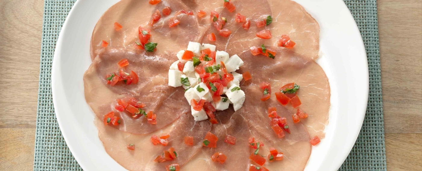 Rookvlees carpaccio met mozzarella & tomatensalsa