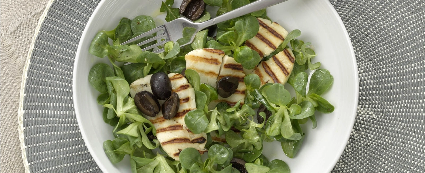 Salade met geroosterde halloumi & zwarte olijven