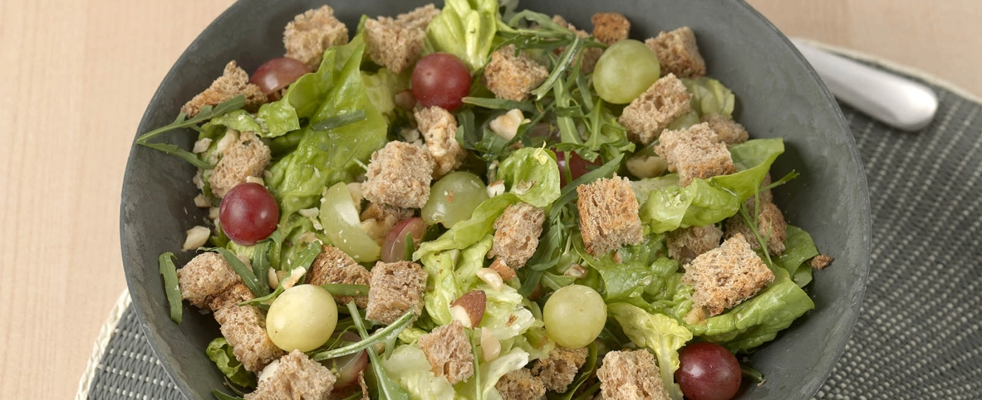 Salade met noten, druiven & croutons