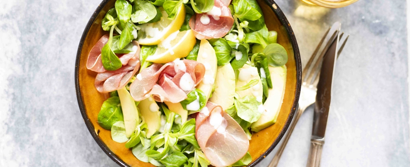 Salade met rookvlees & avocado
